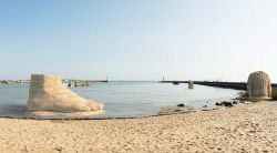 Le pied, le pull-over et le système digestif le particolari sculture all'Estuario Saint Nazaire della Loira. Autore Daniel Dewar Grgory Gicquel Esquisse Fotografia di Philippe Piron ...