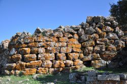 Le pietre rosse per i licheni del nuraghe Arrubiu di Orroli in Sardegna - © Raffaele marcia - CC BY-SA 3.0, Wikipedia