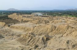 Le piramidi di fango di Tucume alla periferia di Chiclayo, Perù. Conosciuta anche come Valle de la Piramides, Tucume ospita 26 piramidi di adobe che si possono ammirare bene dalla collina ...