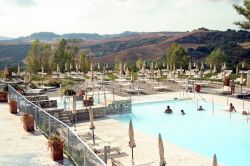 Le piscine di uno stabilmento termale a Rapolano Terme in Toscana  - © auralaura / Shutterstock.com