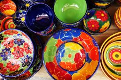 Le porcellane colorate al mercato di Sineu a ...
