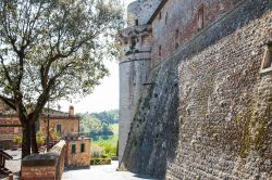 Le possenti mura del castello medievale di Trequanda, provincia di Siena, Toscana. Edificata con pianta irregolare, la rocca sorge su una rupe all'ingresso del centro storico e domina tutta ...