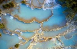 Le pozze d'acqua termale delle Terme di Saturnia in Toscana, fotografate con un drone