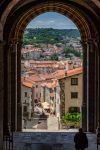 Le Puy-en-Velay vista dalla porta principale della cattedrale di Nostra Signora (Francia) - © Steve Allen / Shutterstock.com