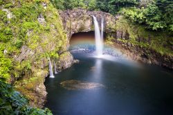 Le Rainbow Falls a Hilo, Hawaii, Stati Uniti. Queste cascate si gettano in una piscina naturale e spesso, con la giusta luce del sole, proiettano splendidi arcobaleni colorati.
