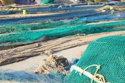 Le reti da pesca nel villaggio marinaro di La Vila Joiosa, Spagna. Azzurro e verde smeraldo sono i colori dell'acqua che lambisce questo tratto di costa spagnola.

