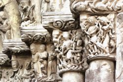 Le ricche decorazioni scultoree della chiesa di San Miguel a Estella, Spagna.

