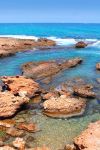 Le rocce colorate lungo la spiaggia di Las Rotas. Il tratto di mare di questa zona della Comunità Valenciana prende il nome di Costa Blanca, e verte intorno alla località turistica ...