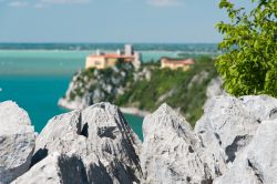 Le rocce del Carso e il Castello di Duino sullo sfondo