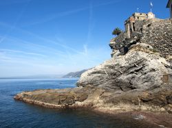 Le rocce della costa di Camogli e il Castello della Dragonara con le mura del 12° secolo - © guido nardacci / Shutterstock.com