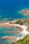 Le rocce della costa intorno a Serra di Ferro in Corsica