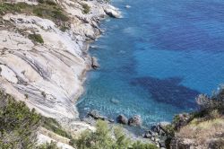 Le rocce della costa selvaggia di Pomonte, litorale ovest dell'Isola d'Elba in Toscana - © Shutterschock / Shutterstock.com