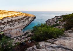 Le rocce di Cala Greca, spiaggia riparata a Lampedusa, Isole Pelagie, Sicilia - © bepsy / Shutterstock.com