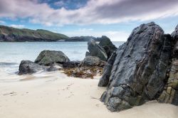 Le rocce di Mangersta beach a Lewis and Harris, Scozia - Sabbia bianca finissima e rocce granitiche per la spiaggia scozzese di Mangersta © Anneka / Shutterstock.com