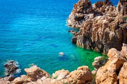 Le rocce granitiche e il mare limpido della Costa Paradiso in Gallura, nord della Sardegna