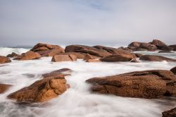Le rocce granitiche immerse nell'acqua dell'Atlantico a Ploumanac'h, Bretagna (Francia) 
