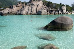 Le rocce levigate della spiaggia di Nang yuan in Thailandia