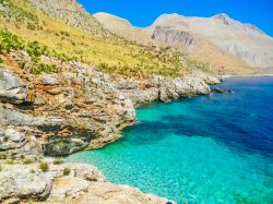 Le rocce selvagge sul mare della Riserva Naturale dello Zingaro a nord di Scopello in Sicilia.