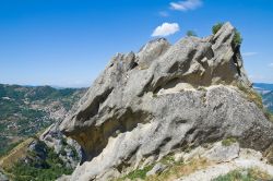 Le rocce spettacolari di Pietrapertosa fanno parte delle cosiddette Dolomiti Lucane, anche se la loro composizione è di tipo terrigeno, cioè costituita da arenarie e conclomerati ...