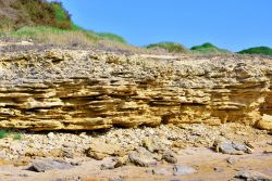 Le rocce stratificate "a millefoglie" di Punta Braccetto in provincia di Ragusa, Sicilia sud-orientale
