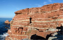 Le rocce stratificate di cala rossa a Terrasini di Palermo in Sicilia