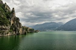 Le rocce sul lago di Iseo vicino al'orrido di Bogn, non lontano da RIva di Solto