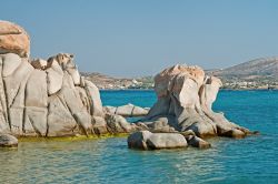 Rocce di granito davanti alla spiaggia di Kolymbithres, Paros. Fondali bassi e acque cristalline per questa bellissima spiaggia che si trova lungo la parte occidentale della baia di Naoussa. ...