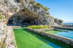 Le rovine archeologiche della Villa Romana e la Grotta di Tiberio a Sperlonga nel Lazio - © Stefano_Valeri / Shutterstock.com
