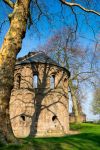 Le rovine del Barbarossa o cappella Maartens nel parco Valkhof a Nijmegen, Olanda.
