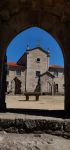 Le rovine del castello di Barcelos viste attraverso un arco, distretto di Braga, Portogallo. Questo palazzo castello è stato anticamente una dimora nobiliare: oggi rimangono solo un comignolo ...