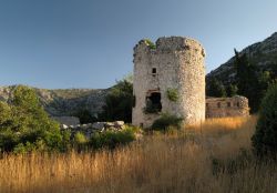 Le rovine del Castello di Smrdan Grad sopra al villaggio di Klek in Croazia.