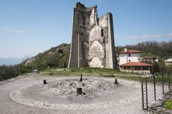 Le rovine del Castello di Tarcento in Friuli - © Nicola Simeoni / Shutterstock.com
