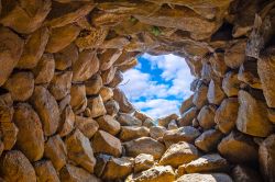 Le rovine del complesso nuragico di La Prisgiona, non distante da Arzachena in Sardegna - © ArtMediaFactory / Shutterstock.com