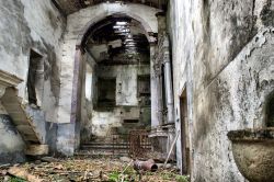 Le rovine del convento di Granja nei pressi di Boticas, Portogallo. La sua costruzione risale al XVIII° secolo; già alla fine del XIX° venne utilizzato come collegio femminile ...