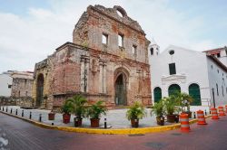Le rovine del convento di Santo Domingo a Casco Viejo, Panama City, America Centrale. L'edificio religioso è stato uno dei primi ad essere costruito nella nuova città di Panama ...