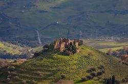 Le rovine del Monastero di Sam Michele Arcangelo vicino a Troina in Sicilia - © bepsy / Shutterstock.com