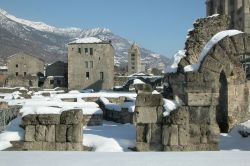 Le rovine del Teatro Romano e la chiesa di Sant'Orso a Aosta, Valle d'Aosta, sotto la neve. La Collegiata dei Santi Pietro e Orso rappresenta, assieme alla cattedrale cittadina, la testimonianza ...