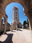 Le rovine della chiesa di San Giovanni Evangelista a Rab, Croazia. Il centro storico di Rab, sull'omonima isola, si trova racchiuso fra mura bianche dove sorgono alcuni dei principali monumenti ...