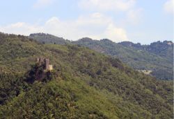 Le rovine della Rocca di Cerbaia, il castello sulle montagne di Cantagallo in Toscana - © marcovarro / Shutterstock.com