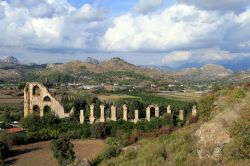 Le rovine dell'acquedotto di Aspendos, Turchia. Questo sito include i resti di un imponente acquedotto romano, in origine lungo ben 600 metri.
