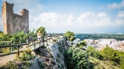 Le rovine dell'antico castello moresco di Santa Anna a Oliva, Spagna. Sullo sfondo, la cittadina situata nella Comunità Autonoma Valenciana.



