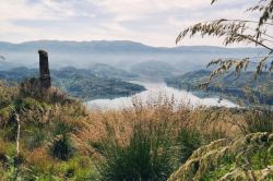 Le rovine di Rocca Niceforo e il Lago Angitola vicino a Vibo Valentia in Calabria