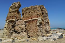 Le rovine di Torre Flavia, di epoca romana sulla spiaggia di Ladispoli, nel Lazio