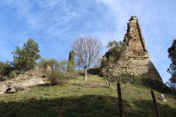 Le rovine di un antico castello a Castel di Rio, provincia di Bologna, valle del FIume Santerno - © PAFS / Shutterstock.com