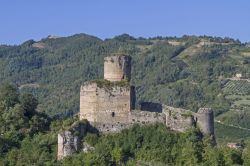 Le rovine di un castello nei dintorni di Rocca ...