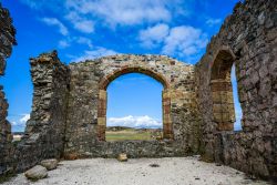 Le rovine di una chiesa del XVI° secolo sull'isola di Llanddwyn a Anglesey, Galles, UK.

