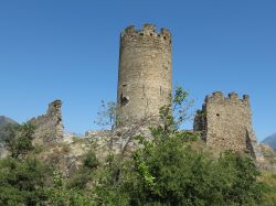 Le rovine di una fortezza medievale a Villenueve in Valle d'Aosta
