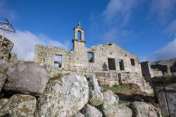 Le rovine di un'antica chiesa nel villaggio di Marialva, Portogallo.


