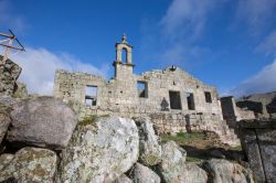 Le rovine di un'antica chiesa nel villaggio di Marialva, Portogallo.

