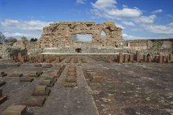 Le rovine romane a Wroxeter a 11 km da Shrewsbury e a circa 45 minuti d'auto a nord-ovest di Birmingham. Per alcuni studiosi qui si trova l'antica Camelot